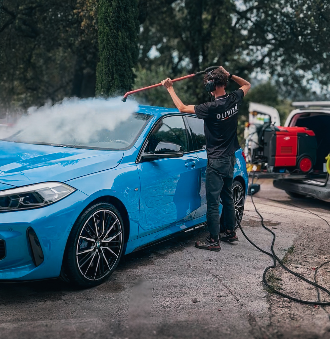 Lavage vapeur d'une BMW Série 1 bleue